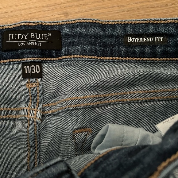 Judy Blue Distressed Medium Blue Boyfriend Fit Jeans 11/30 - Picture 2 of 7